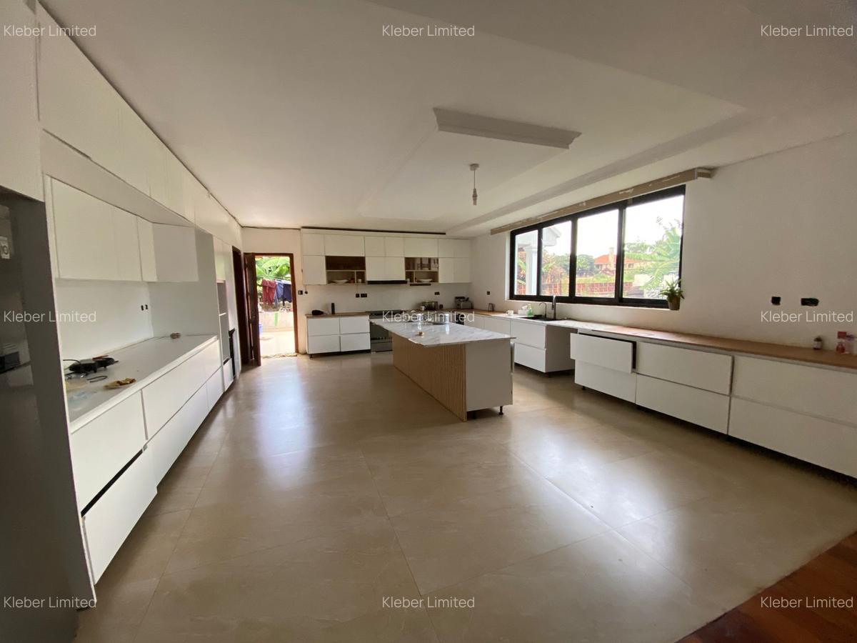 5 Bed House with En Suite in Runda - 2