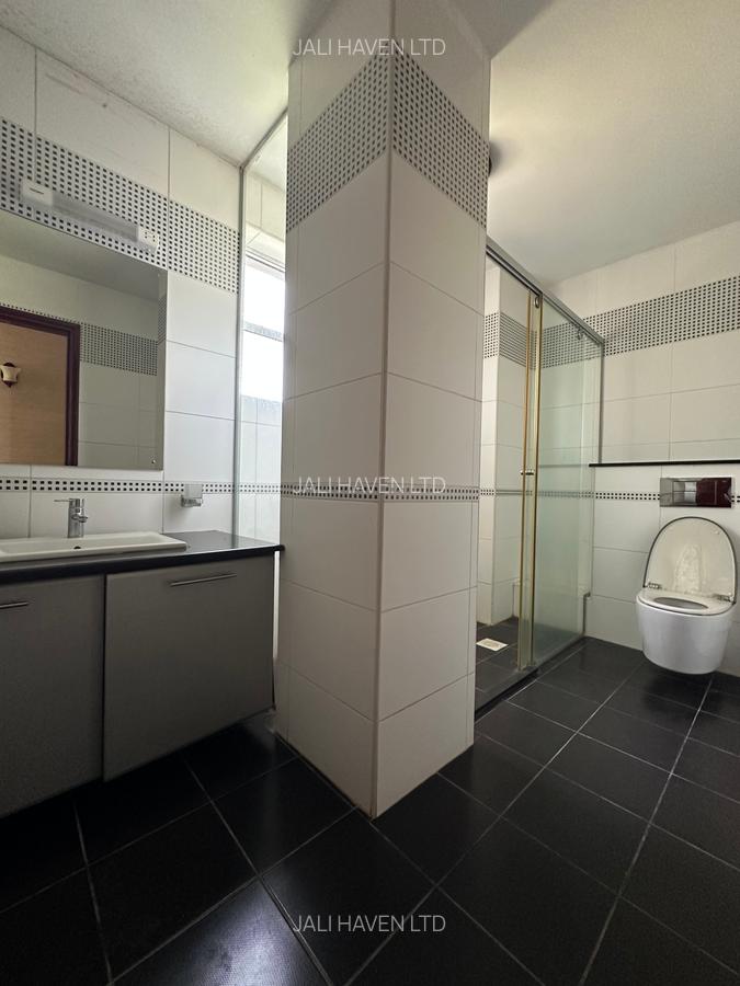 4 Bed Apartment with En Suite in Riverside - 15