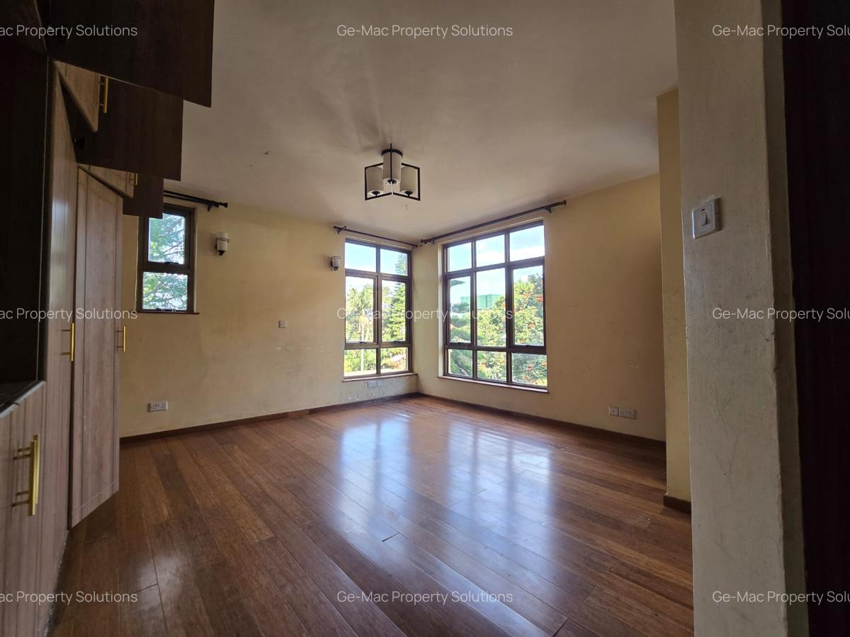 5 Bed House with En Suite in Lavington - 17