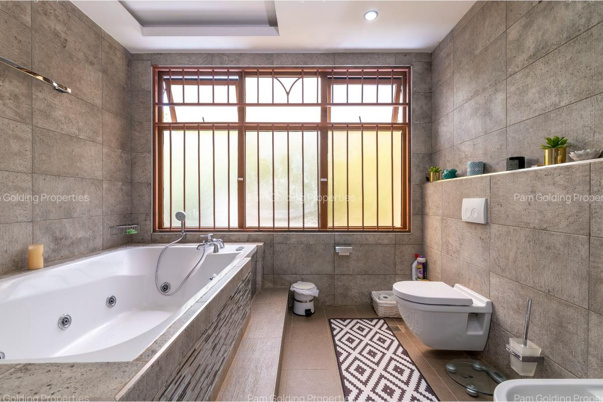 7 Bed House with En Suite in Kyuna - 13