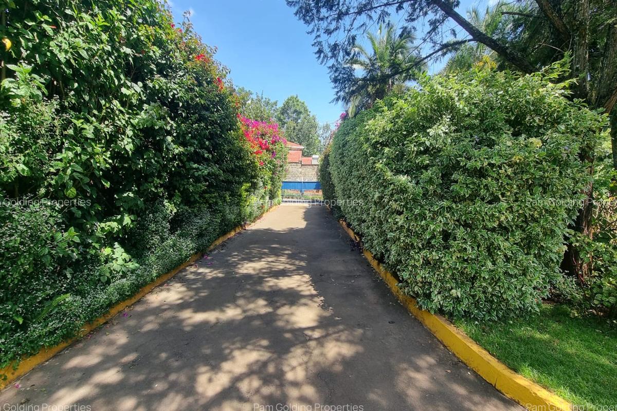 5 Bed House with Garden in Rosslyn - 3