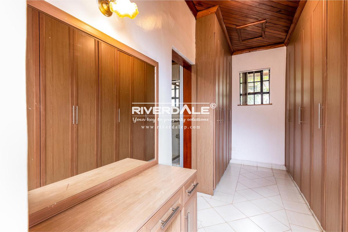 5 Bed Villa with En Suite in Lavington - 11