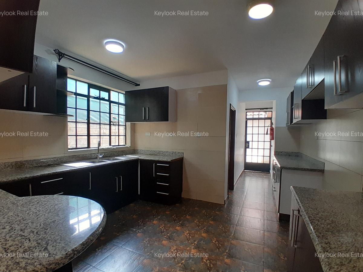 4 Bed Townhouse with En Suite at Lavington - 3