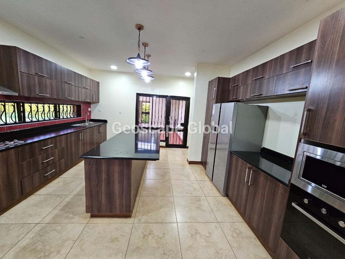 5 Bed House with En Suite in Runda - 14