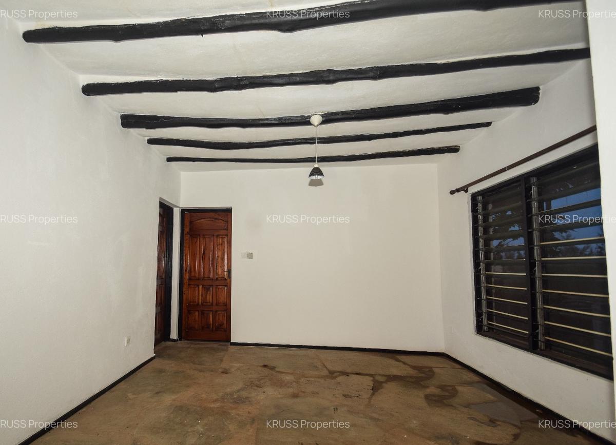 4 Bed House with En Suite at Hs82 - 8