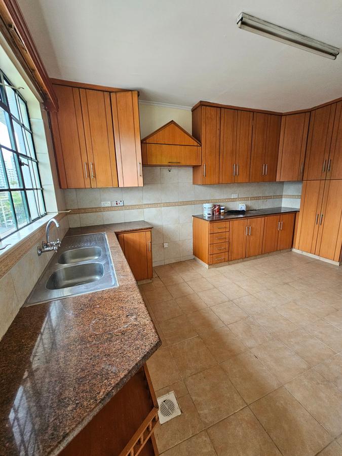 3 Bed Apartment with En Suite at Lavington - 6