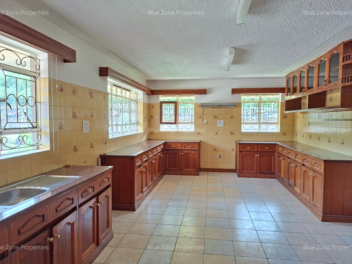 6 Bed House with En Suite at Off Redhill Dr - 11