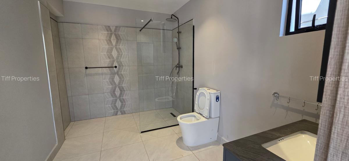 5 Bed Townhouse in Runda - 11