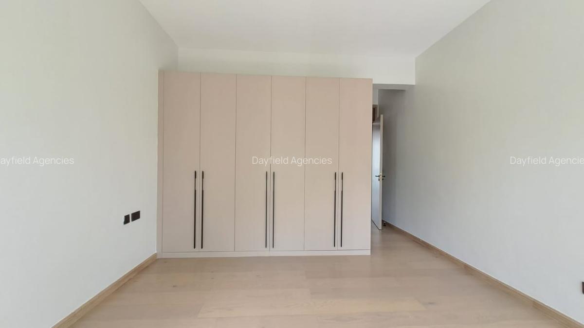 4 Bed House with En Suite in Lavington - 7