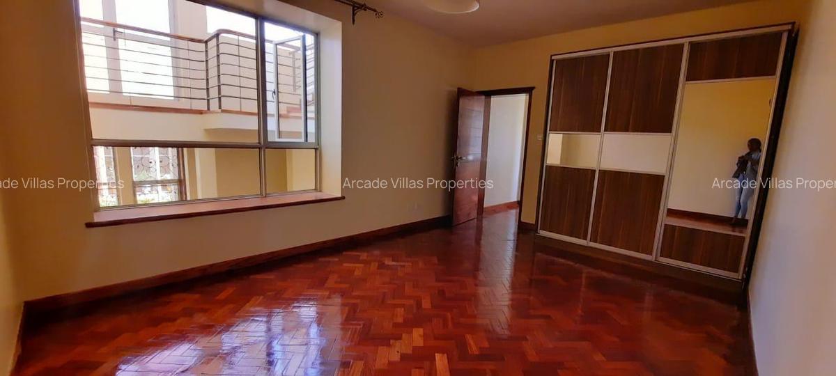 4 Bed Townhouse with En Suite at Lavington - 13