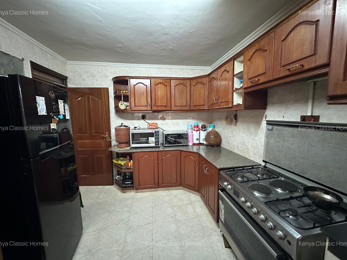 5 Bed House with En Suite at Lavington - 8