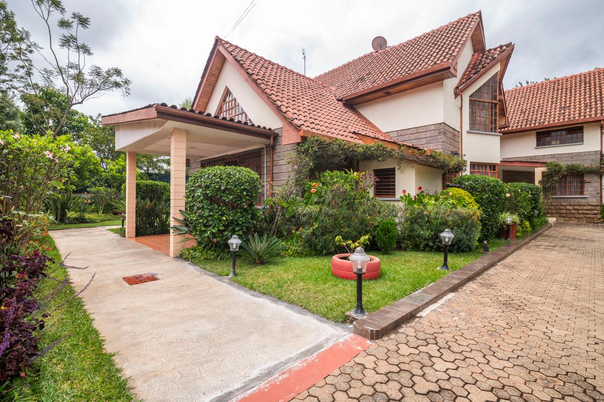 5 Bed House with En Suite at Mimosa Drive - 2