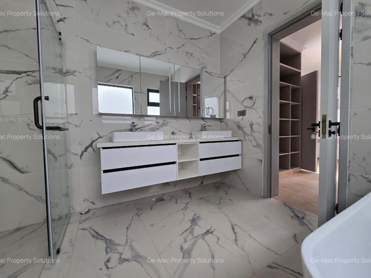 5 Bed House with Garden in Lavington - 5