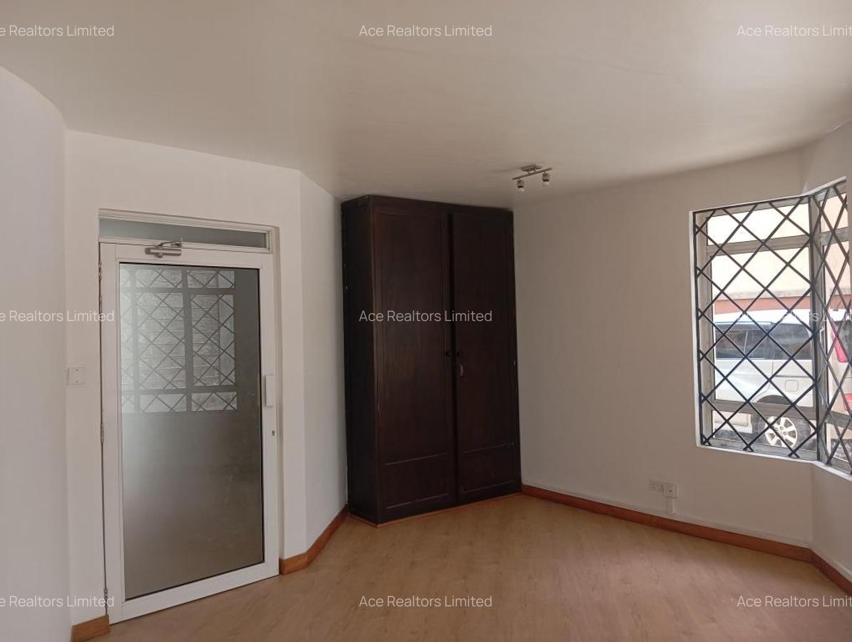 4,000 ft² Office with Service Charge Included at Riverside Drive - 7