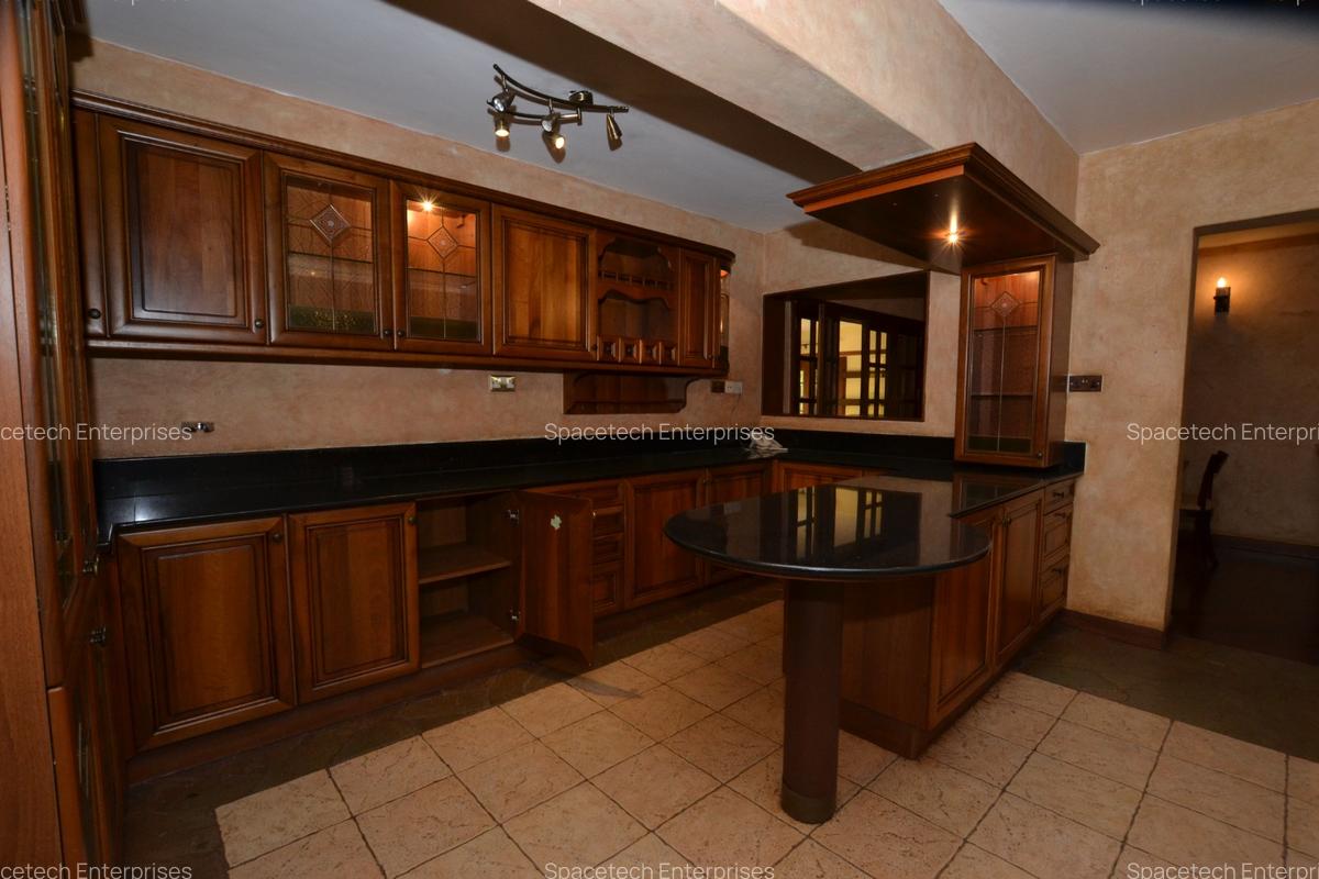 5 Bed House with En Suite in Runda - 14