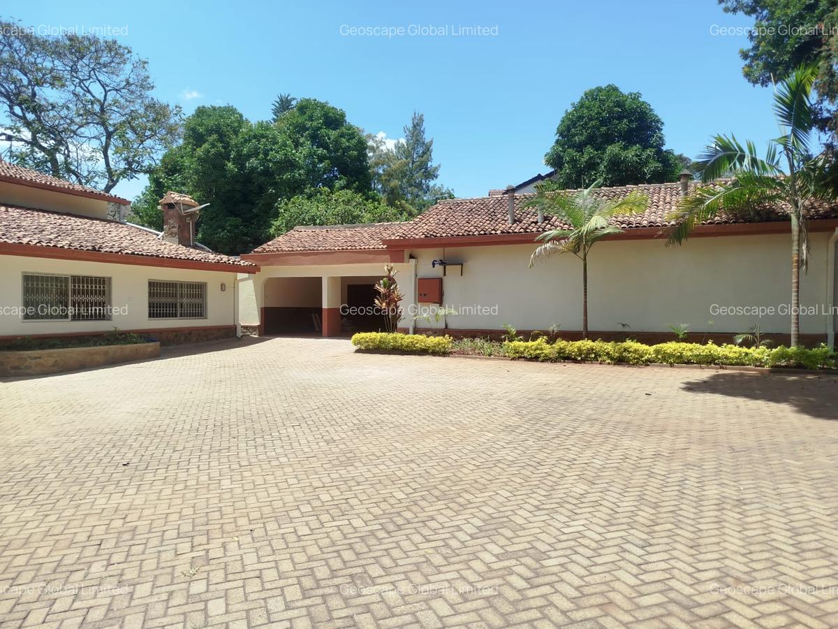 6 Bed House with En Suite in Nyari - 3