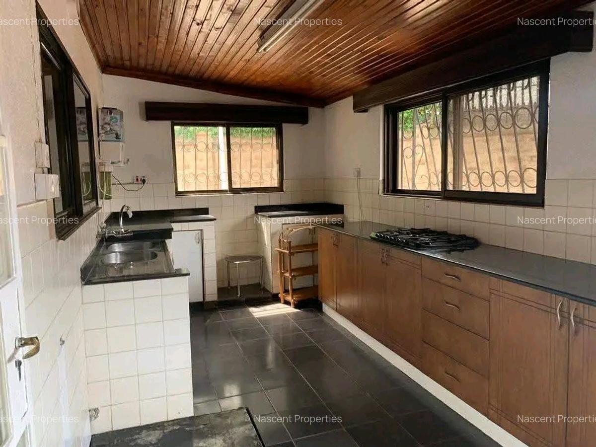 4 Bed House with En Suite in Spring Valley - 6