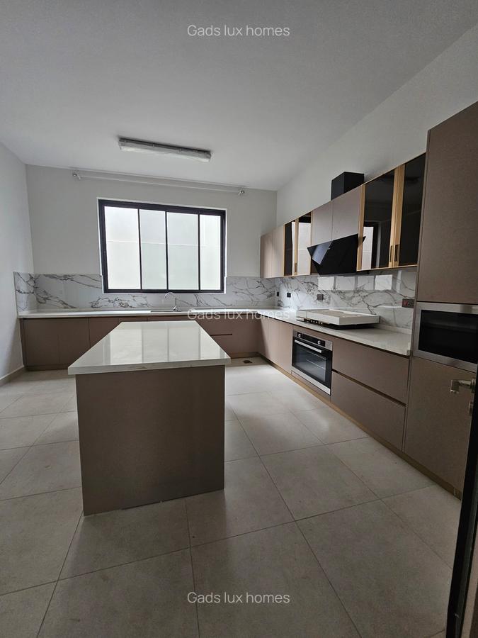 5 Bed Villa with En Suite at Lavington - 11