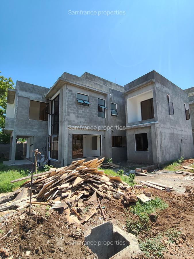 4 Bed Townhouse with En Suite at Lakers Road - 3