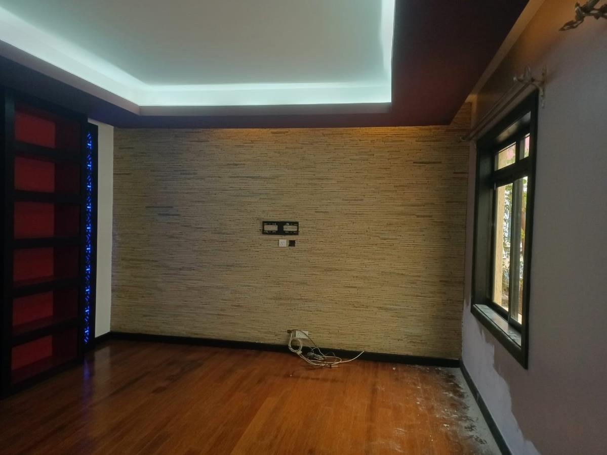 5 Bed Townhouse with En Suite at Lavington - 2