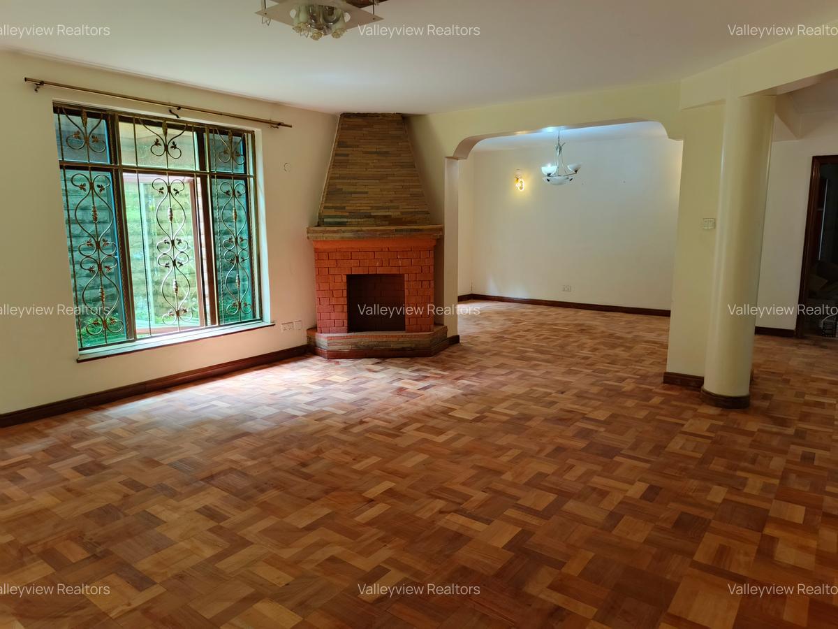 5 Bed Townhouse with En Suite at Lavington - 11