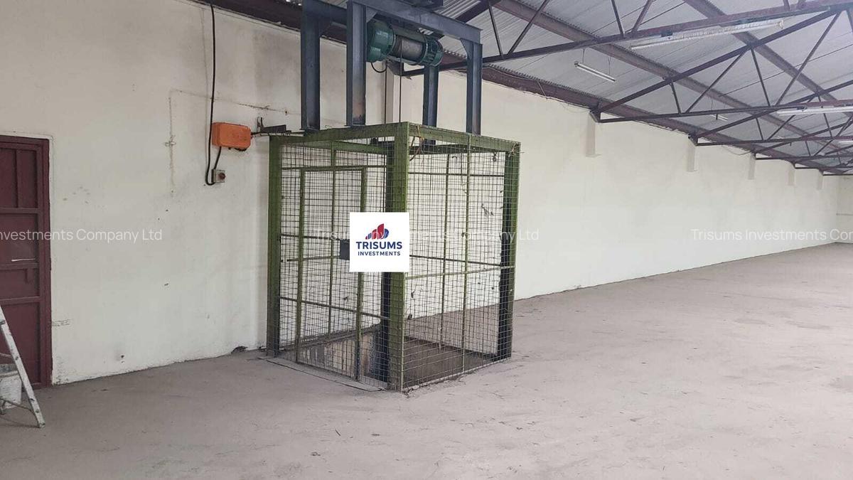 22,000 ft² Warehouse with Fibre Internet in Industrial Area - 4