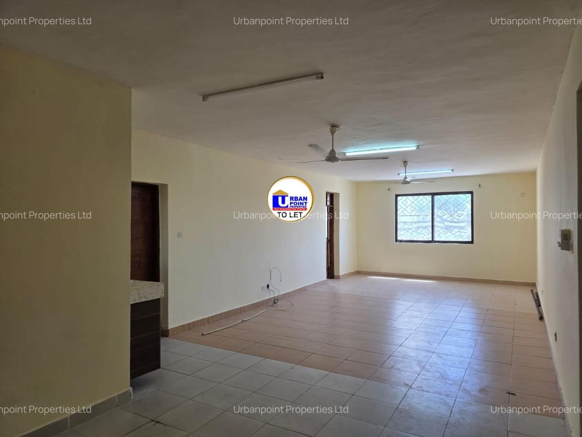 3 Bed Apartment with En Suite at Links Road - 1