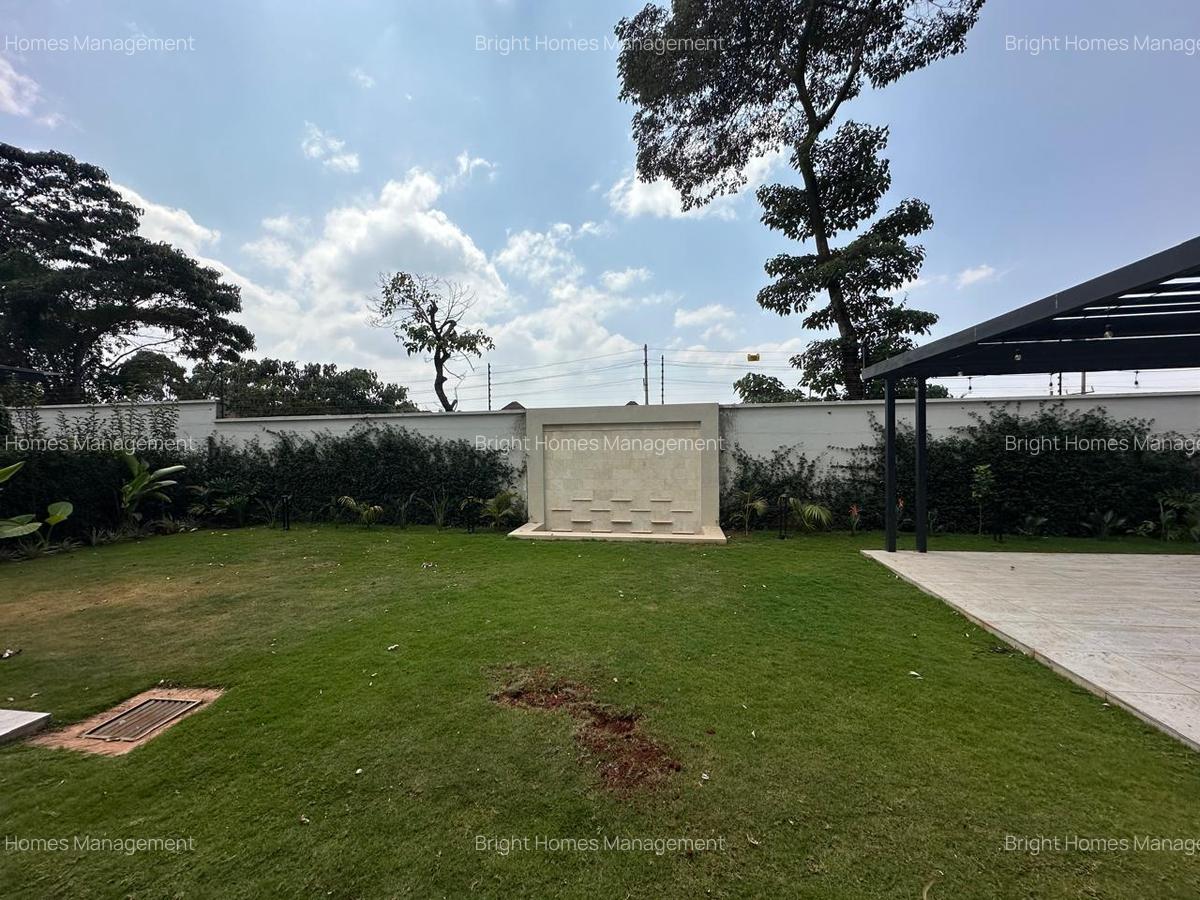 5 Bed Villa with En Suite in Runda - 3