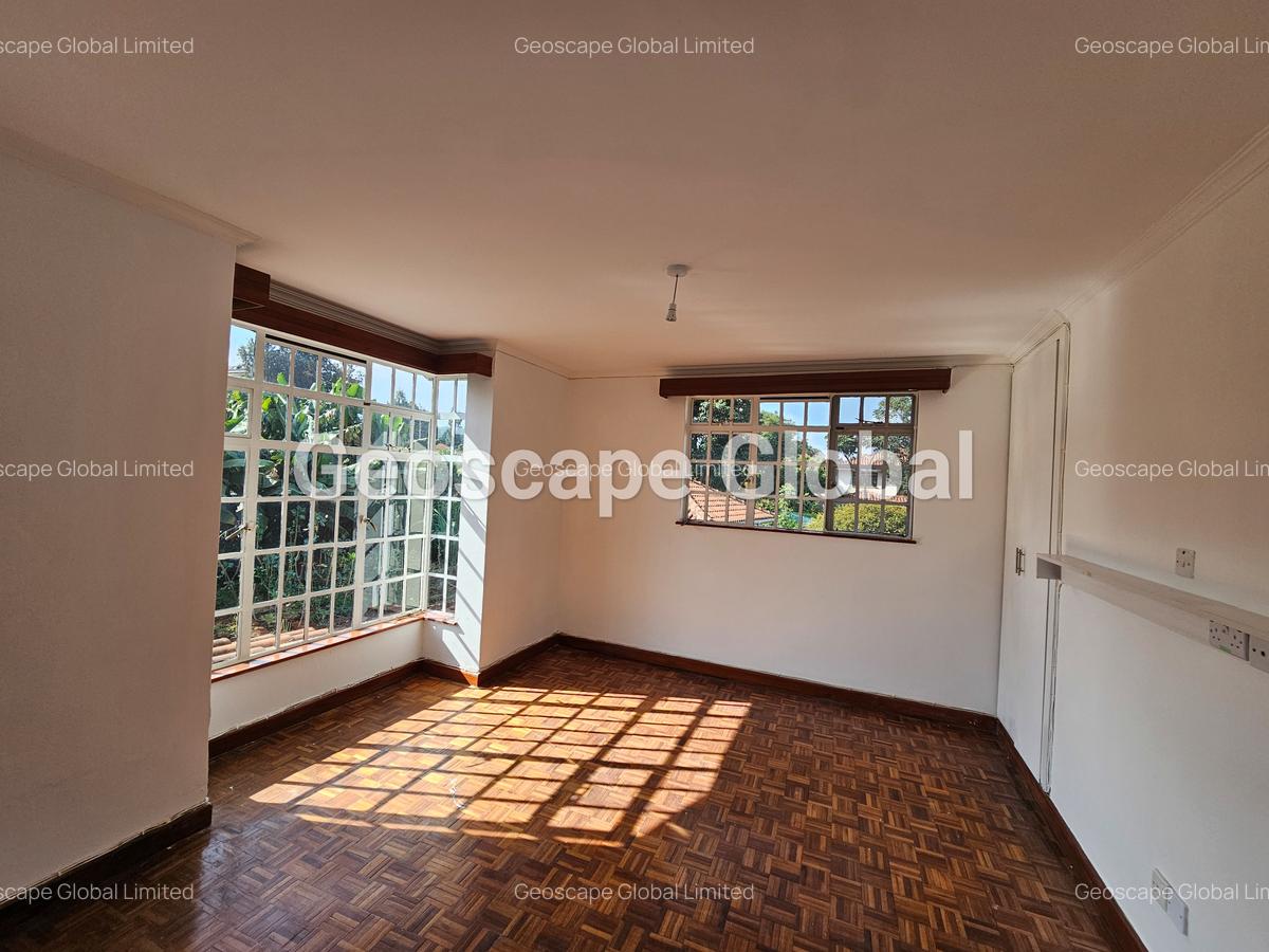 4 Bed House with En Suite in Rosslyn - 9