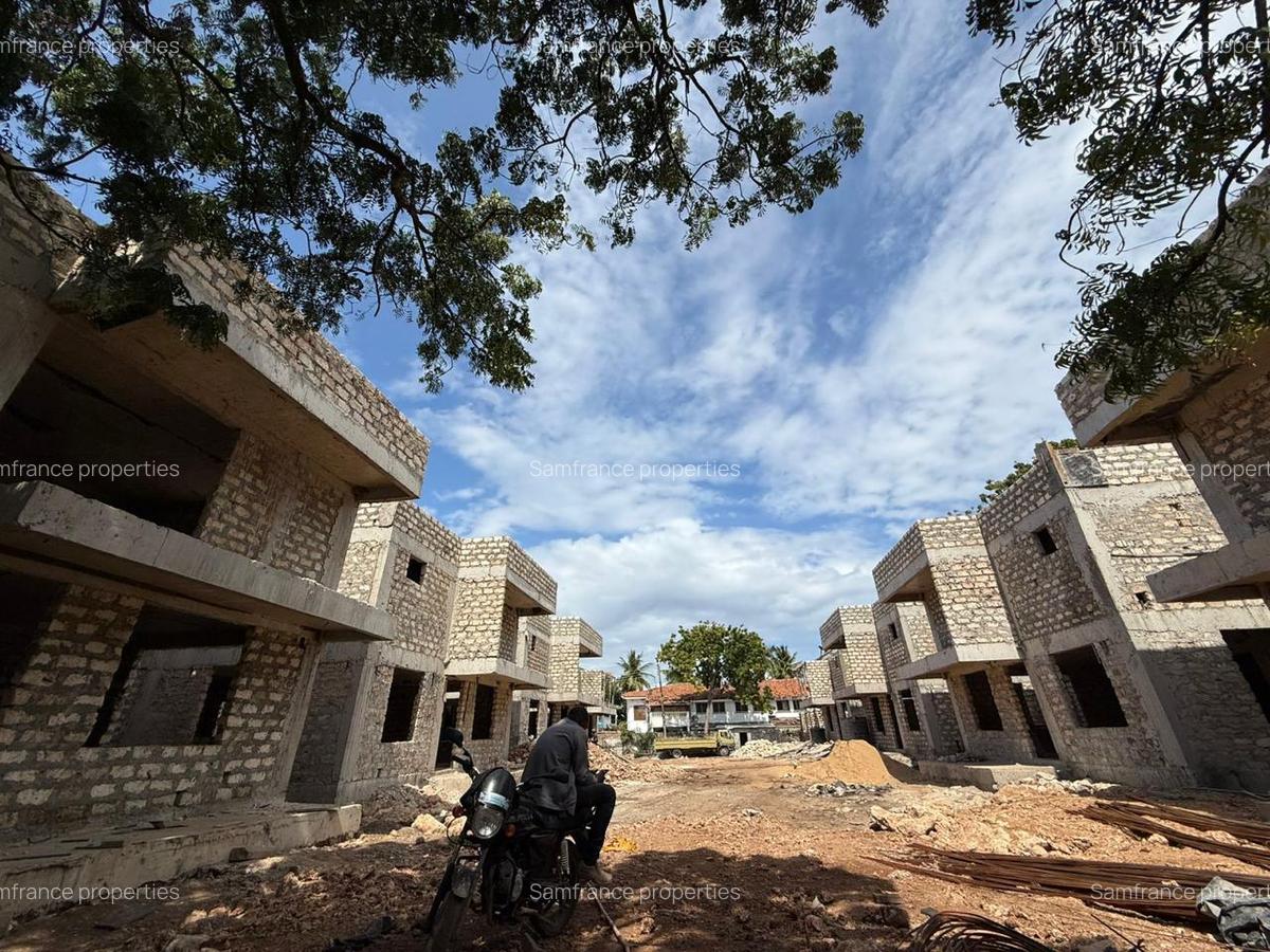 4 Bed House with En Suite at Greenwood Drive - 4
