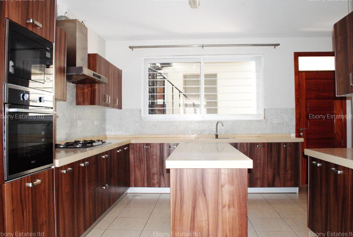 5 Bed Townhouse with En Suite in Lavington - 6