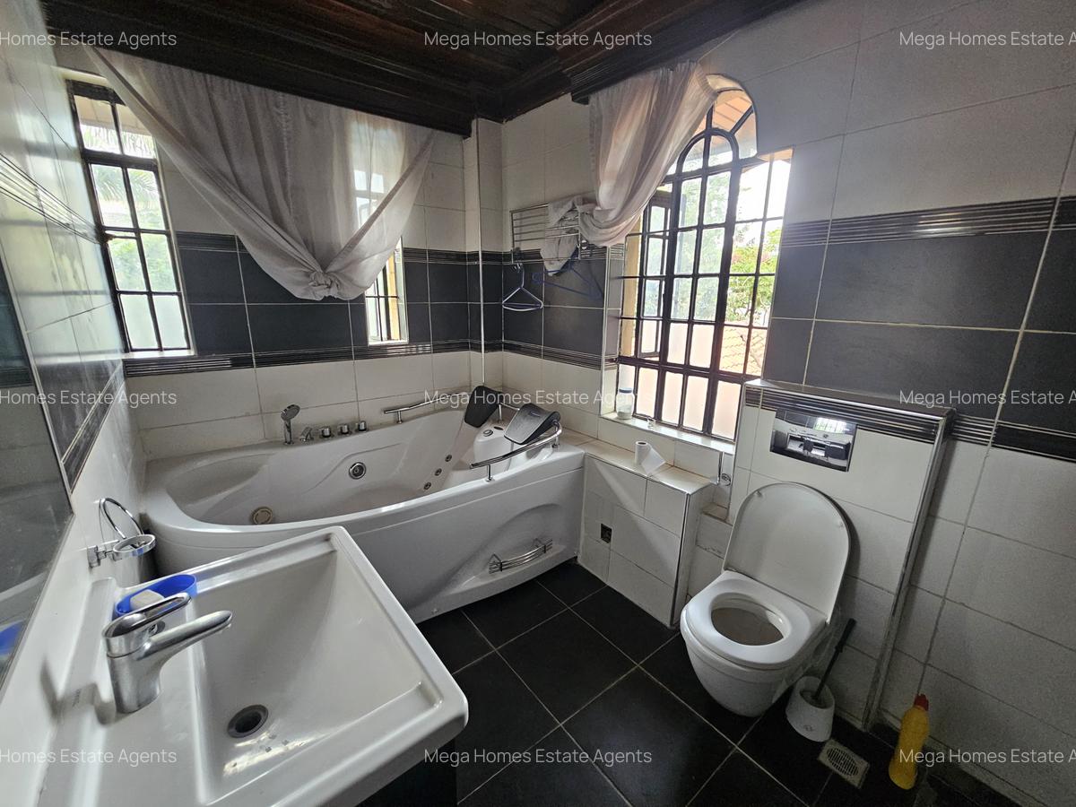 4 Bed House with En Suite in Runda - 11
