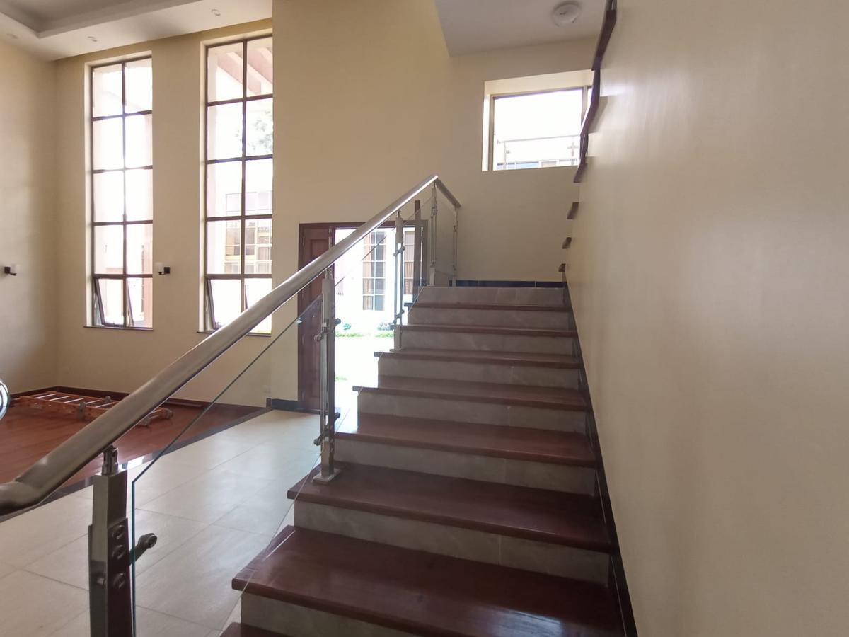 5 Bed House with En Suite in Lavington - 14