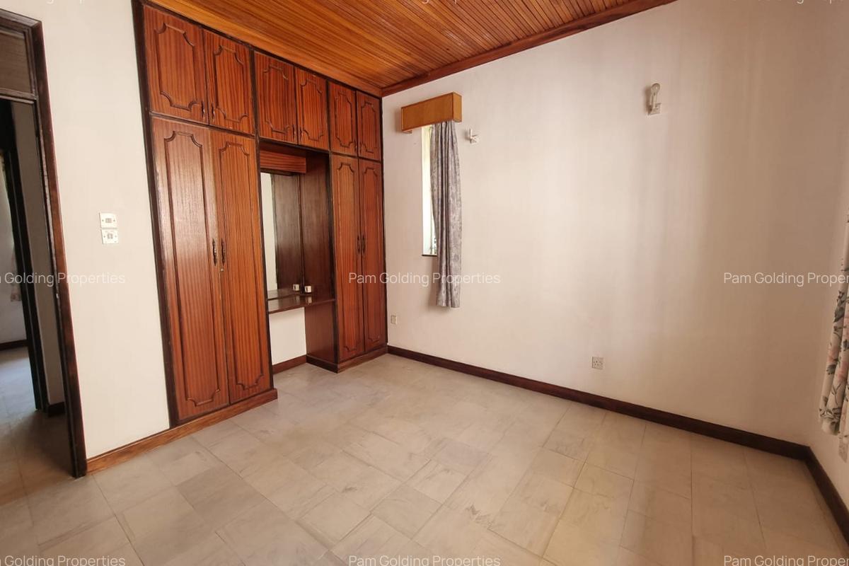 5 Bed House with Garden in Rosslyn - 9