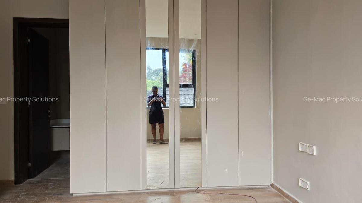 5 Bed House with En Suite in Lavington - 20