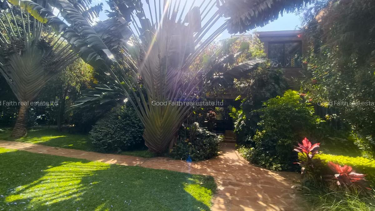 5 Bed House with En Suite in Runda - 1