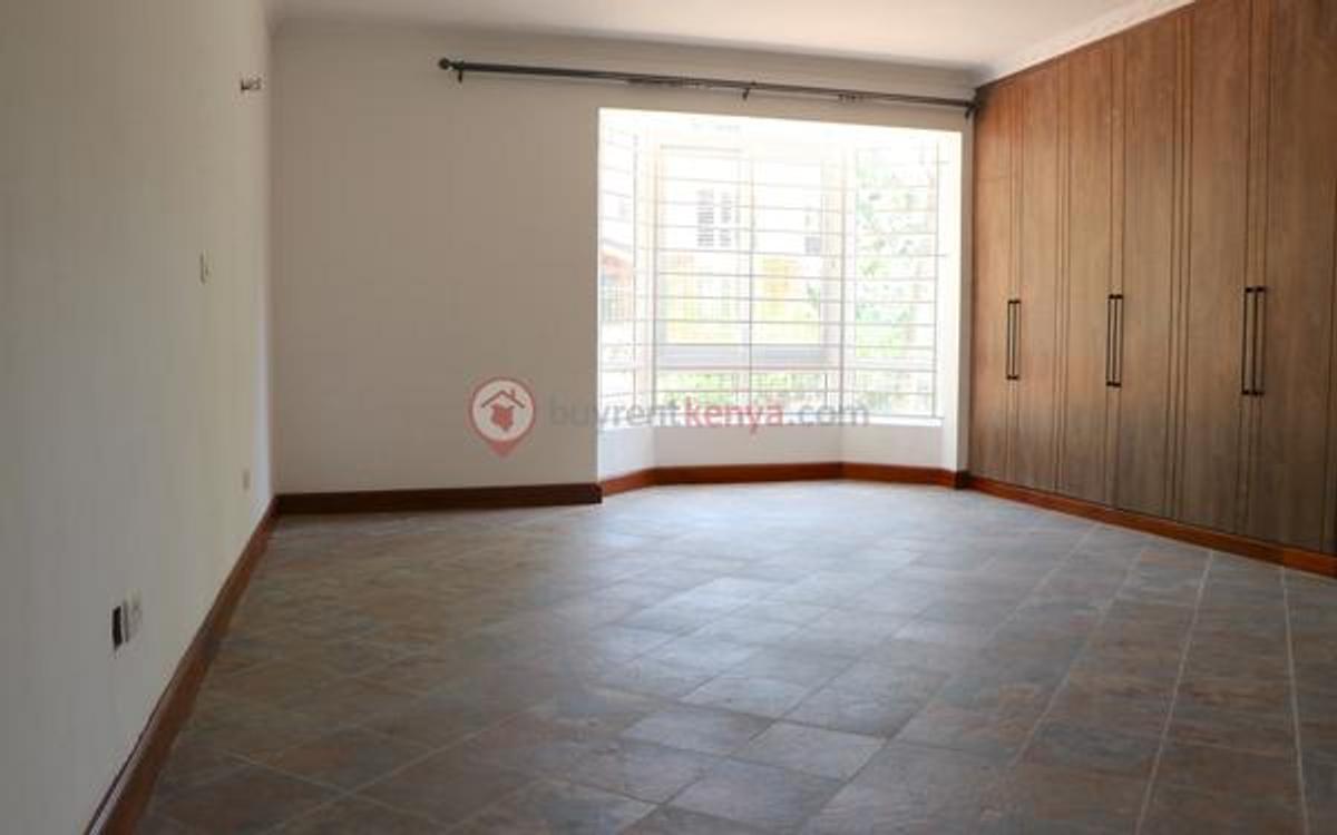 5 Bed House with En Suite at Rosslyn - 5