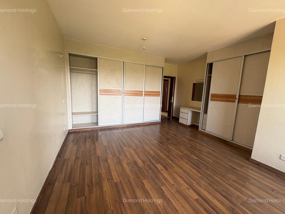 4 Bed Apartment with En Suite in Parklands - 6