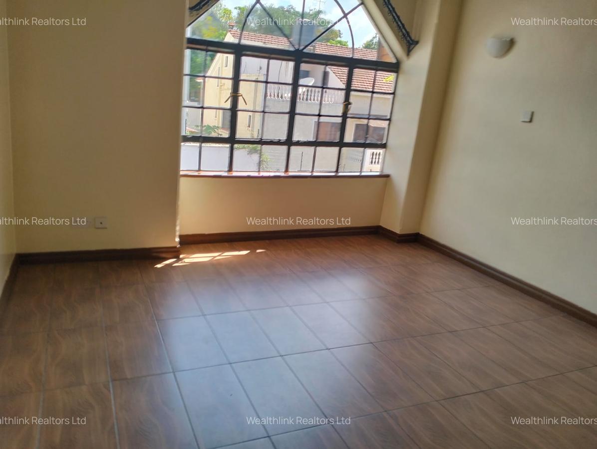 5 Bed Townhouse with En Suite at Lavington - 7