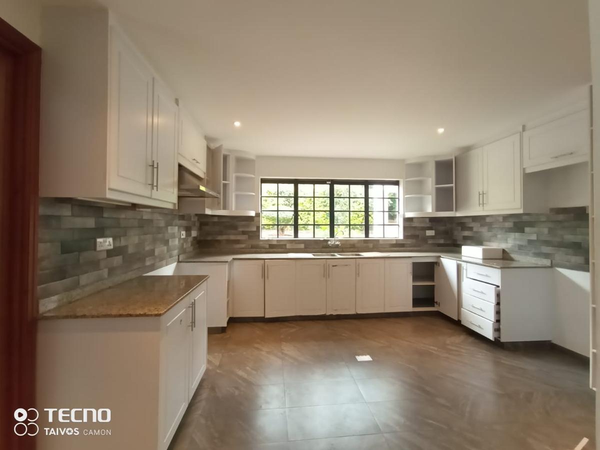 5 Bed Villa with En Suite in Rosslyn - 8