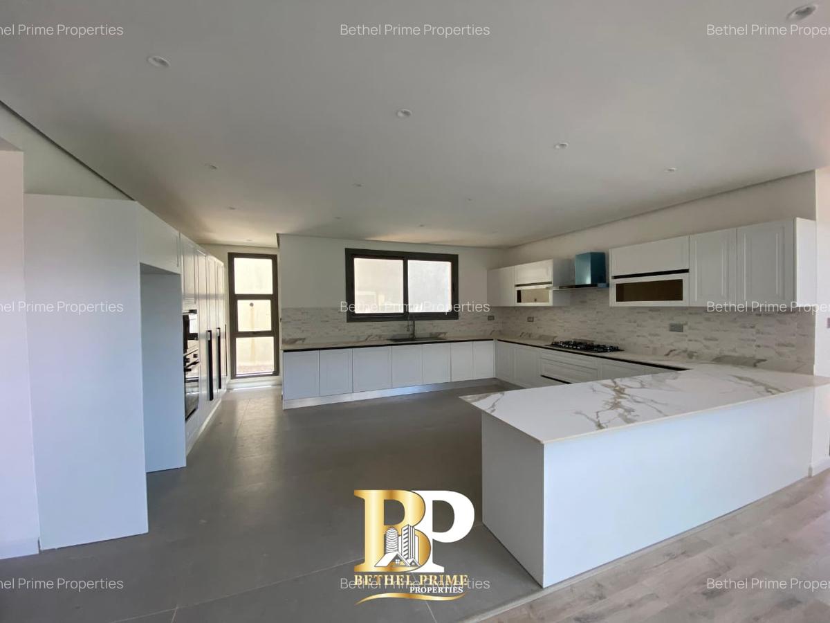 5 Bed Townhouse with En Suite in Lavington - 2