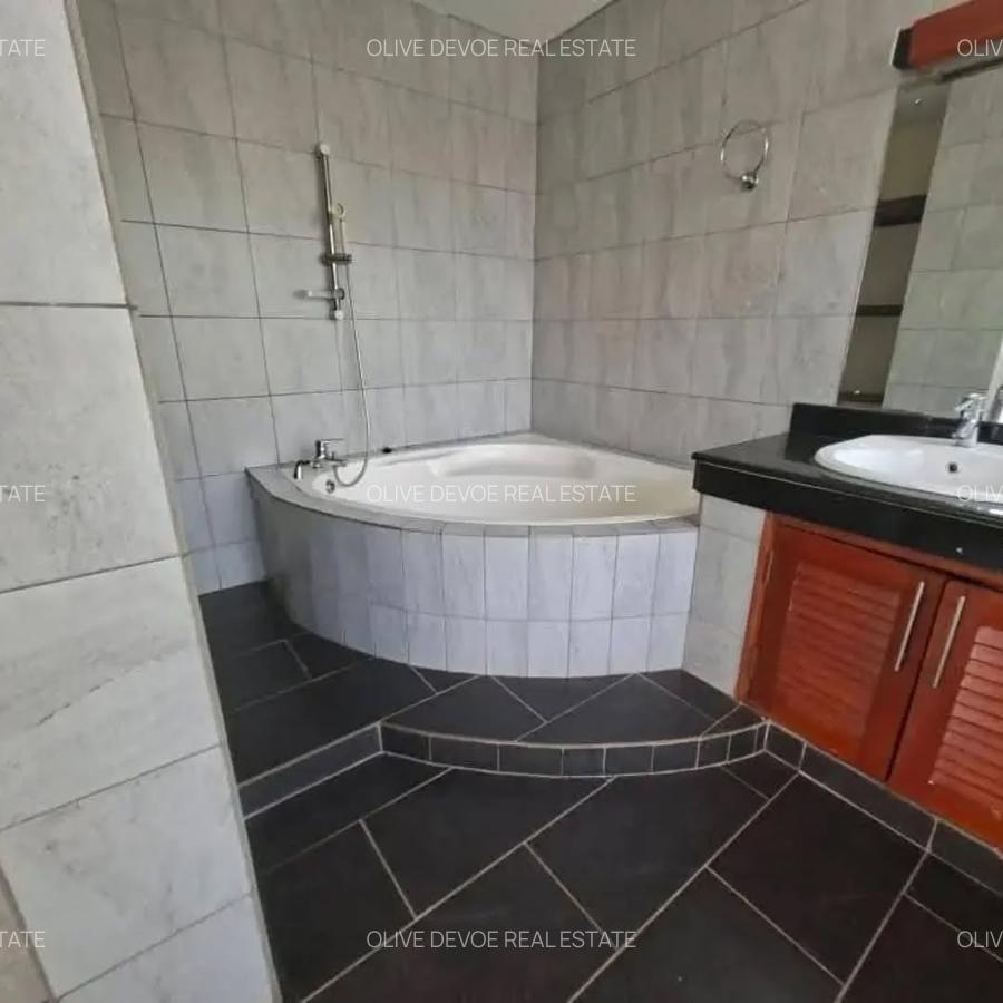 4 Bed House with En Suite in Runda - 5