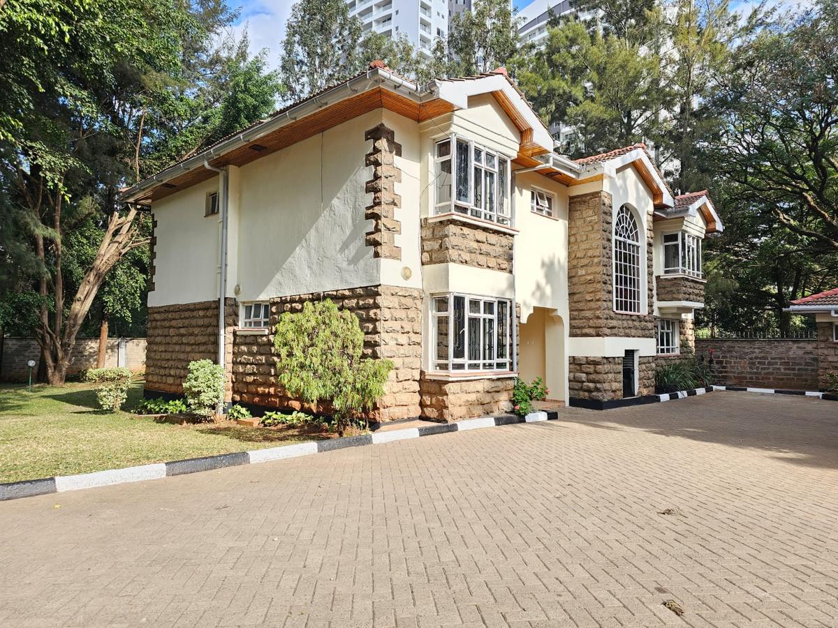 5 Bed House with En Suite in Lavington - 1