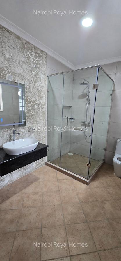 5 Bed Townhouse with En Suite at Rosslyn Lone Tree - 20