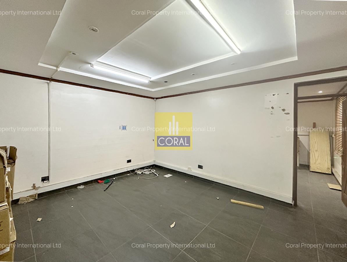 29,825 ft² Warehouse in Industrial Area - 14