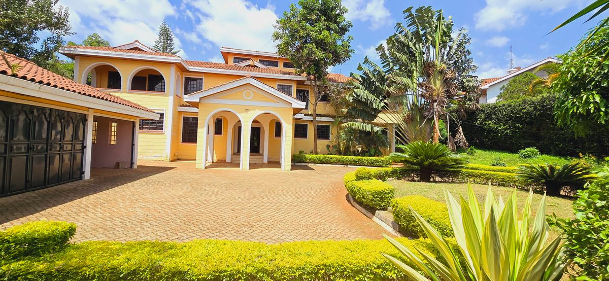 5 Bed House with En Suite at Flem Tree - 1