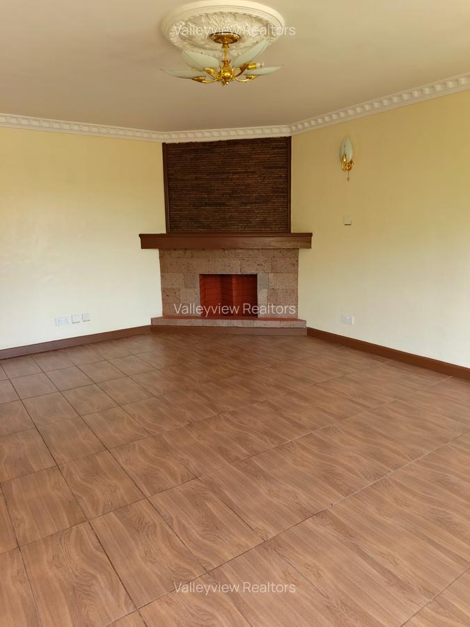 5 Bed Townhouse with En Suite at Lavington - 12