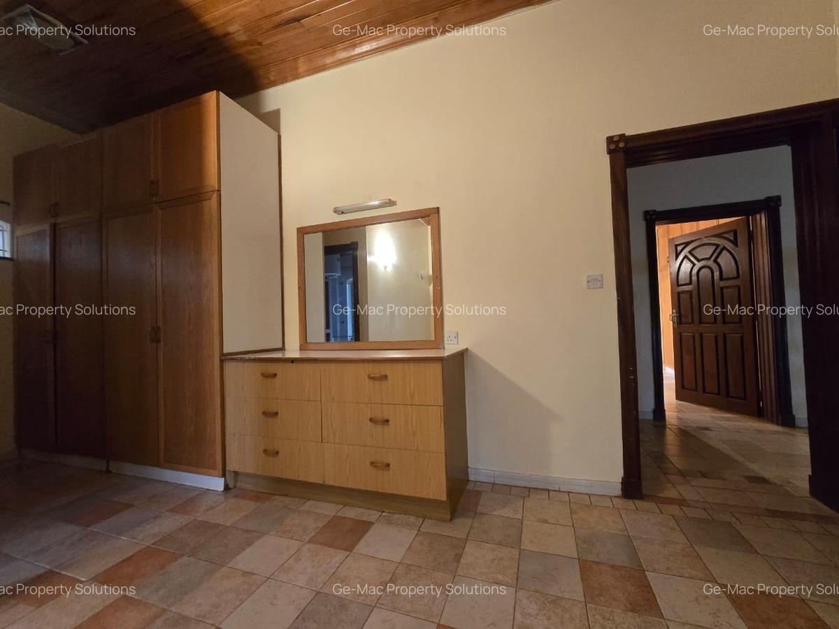 4 Bed House with En Suite in Hill View - 10