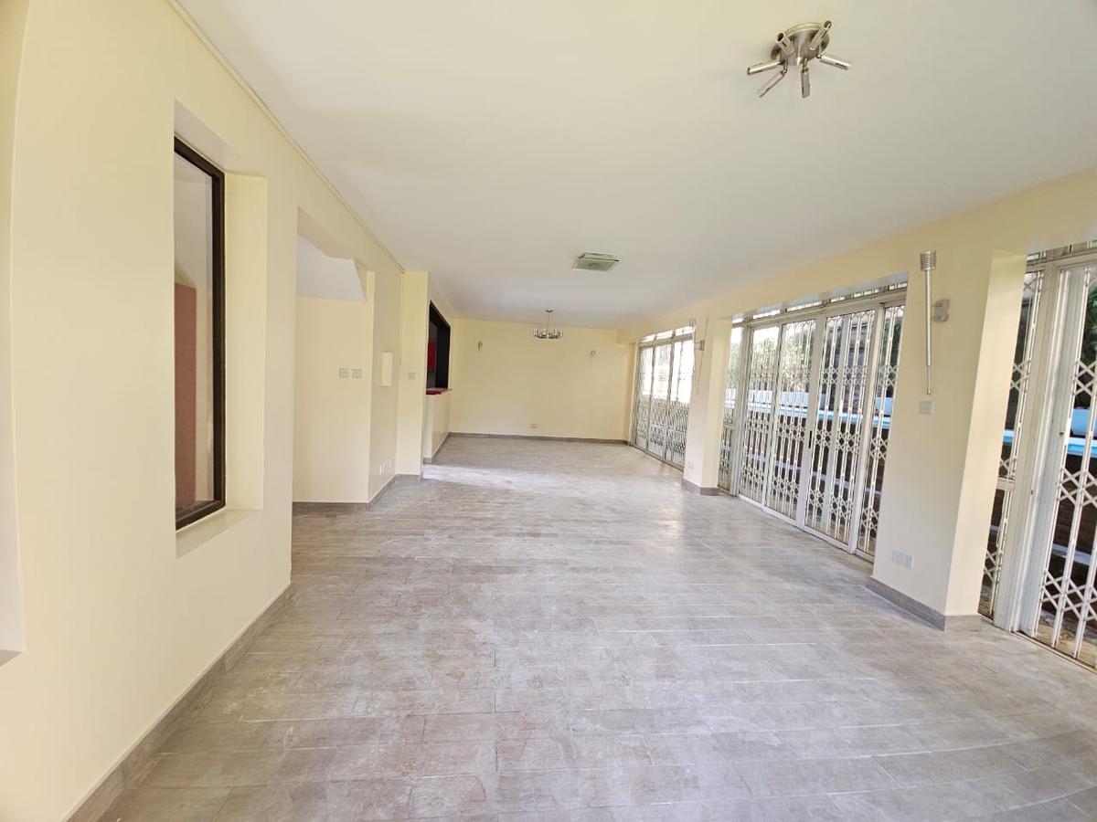 5 Bed House with En Suite in Lavington - 7