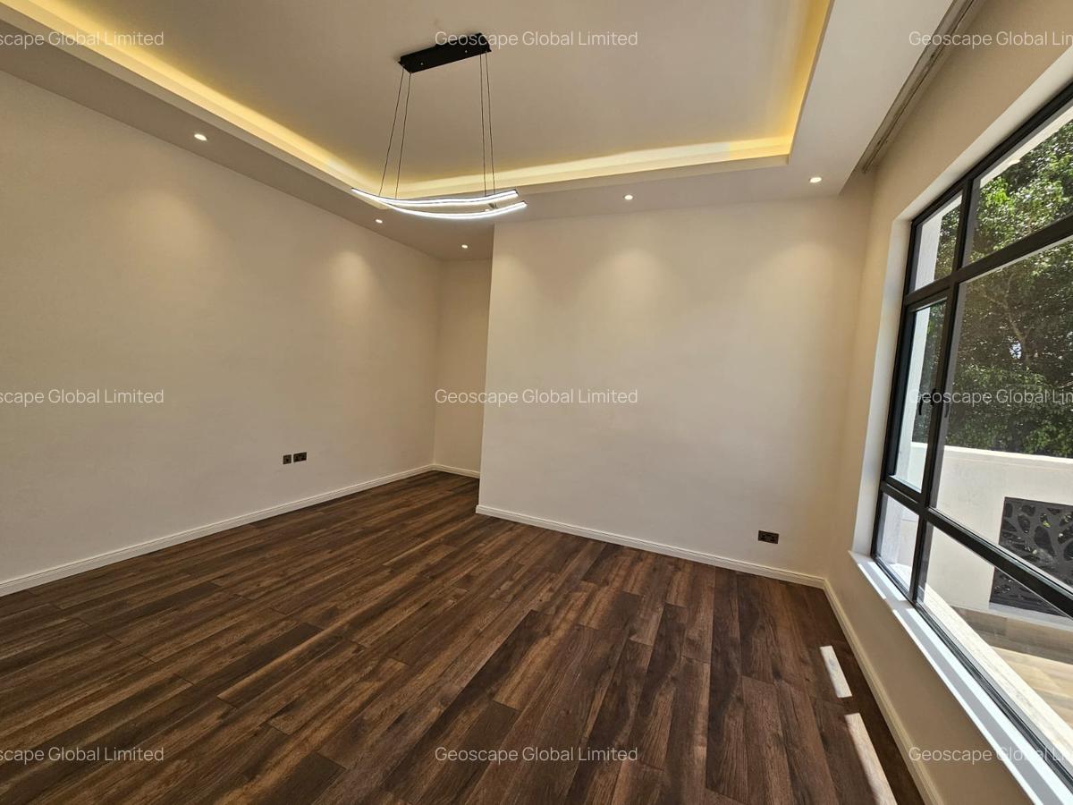 5 Bed House with En Suite in Lavington - 5